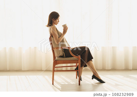 窓際でコーヒーを飲む女性 108232989