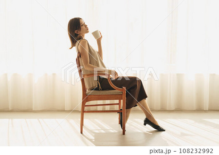 窓際でコーヒーを飲む女性 108232992