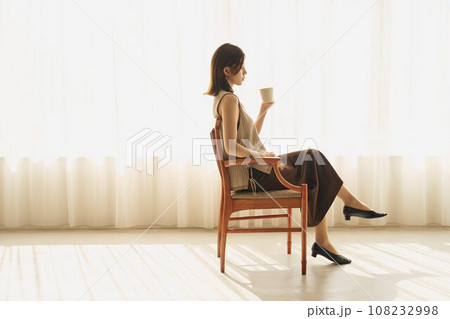 窓際でコーヒーを飲む女性 窓際でコーヒーを飲む女性 108232998