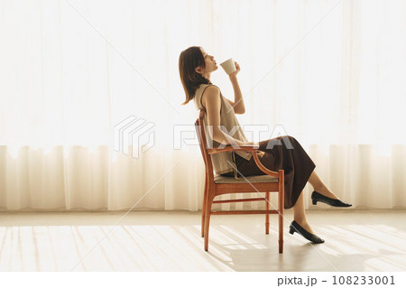 窓際でコーヒーを飲む女性 窓際でコーヒーを飲む女性 108233001
