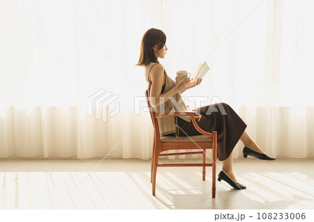 読書する女性 108233006