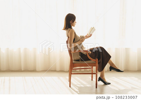 読書する女性 108233007