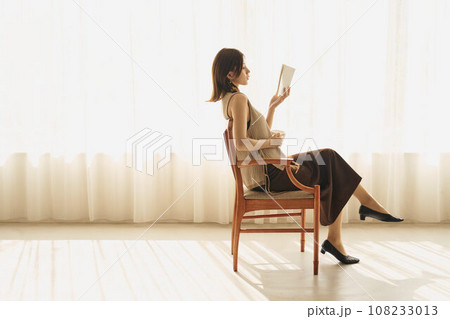 読書する女性 108233013