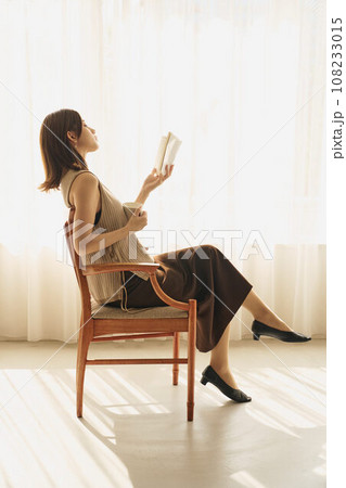 読書する女性 読書する女性 108233015