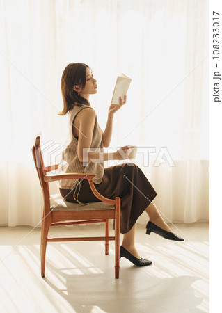 読書する女性 読書する女性 108233017