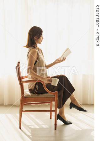 読書する女性 108233025