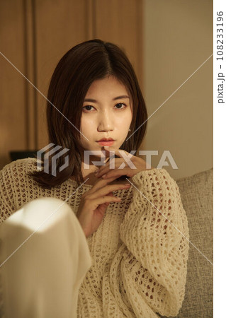 部屋でリラックスする女性 108233196