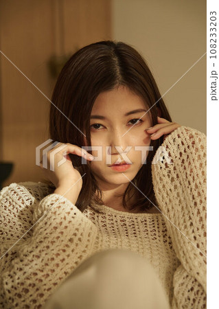 部屋でリラックスする女性 部屋でリラックスする女性 108233203