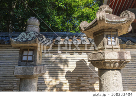 石清水八幡宮　信長塀　石灯籠（京都府八幡市） 108233404