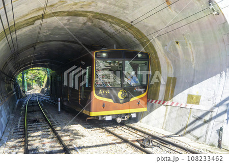 ケーブル八幡宮山上駅からケーブルカー「こがね」に乗る(京都府八幡市八幡平ノ山) ケーブル八幡宮山上駅からケーブルカー「こがね」に乗る(京都府八幡市八幡平ノ山) 108233462
