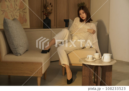 部屋でリラックスする女性 108233523