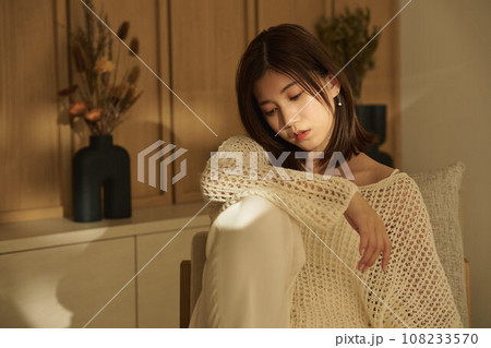 部屋でリラックスする女性 部屋でリラックスする女性 108233570