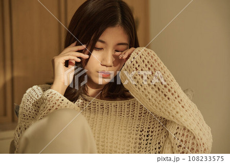 部屋でリラックスする女性 108233575