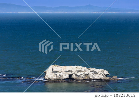 奥松島　嵯峨渓遊歩道からの鮫ヶ浦黒島 108233615