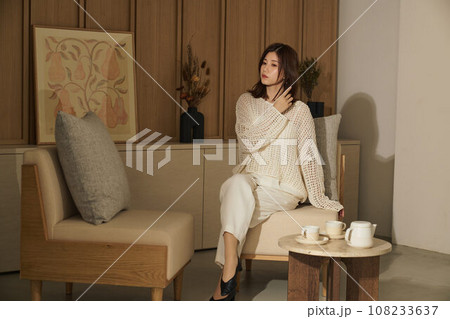 部屋でリラックスする女性 部屋でリラックスする女性 108233637