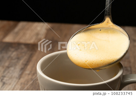 エッグノッグ 泡を注ぐ エッグノッグ 泡を注ぐ 108233745