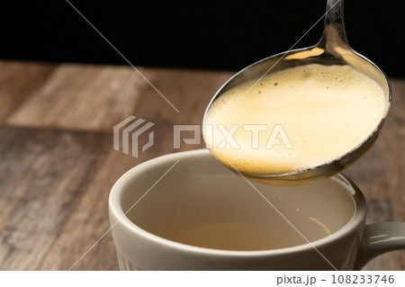 エッグノッグ 泡を注ぐ 108233746