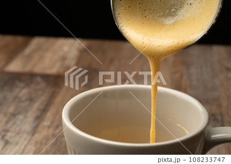 エッグノッグ 泡を注ぐ エッグノッグ 泡を注ぐ 108233747
