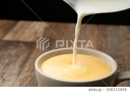 エッグノッグ　牛乳を注ぐ 108233848