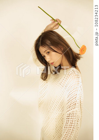 きれいな女性のポートレート 108234213