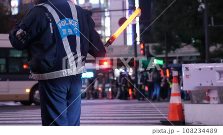 スクランブル交差点を誘導棒で交通整理をする警視庁の警官 スクランブル交差点を誘導棒で交通整理をする警視庁の警官 108234489