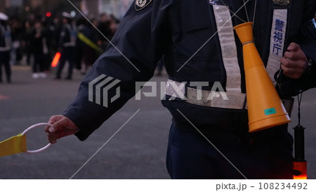 メガホンを持った警視庁の警官 メガホンを持った警視庁の警官 108234492