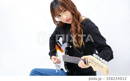 エレキギターを弾く女性イメージ 108234812