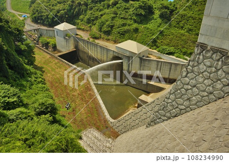 三春ダム天端から見る下流の放水 三春ダム天端から見る下流の放水 108234990