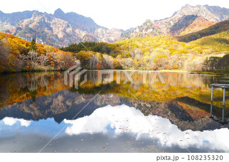戸隠高原・鏡池の紅葉の風景 108235320