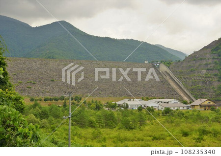 下流からの日中ダムの堤体 下流からの日中ダムの堤体 108235340