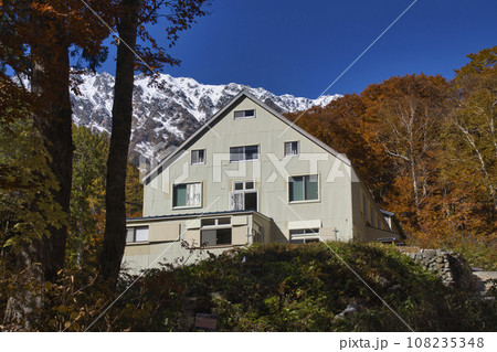 黒部ダム（黒四）　湖畔遊歩道からのロッジ黒四・立山と紅葉の眺め　富山県立山町 108235348