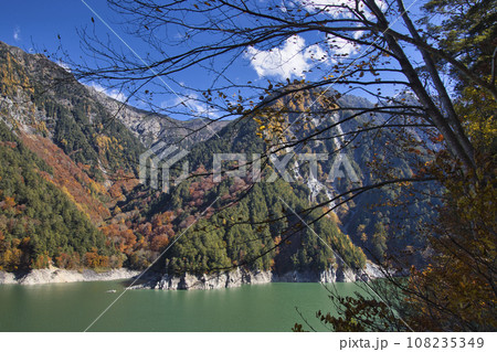 黒部ダム（黒四）　湖畔遊歩道からのスバリ岳・針ノ木岳と紅葉の眺め　富山県立山町 108235349