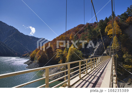 黒部ダム(黒四) カンパ谷のつり橋と美しい紅葉 富山県立山町 黒部ダム(黒四) カンパ谷のつり橋と美しい紅葉 富山県立山町 108235389