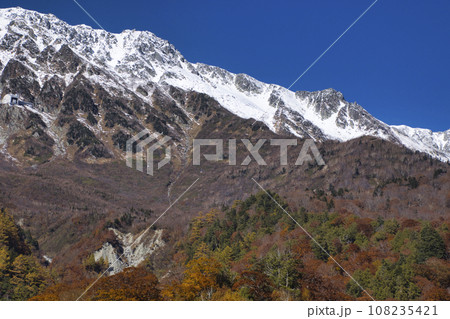黒部ダム(黒四) 遊覧船ガルベから見る冠雪した立山との美しい三段紅葉 富山県立山町 黒部ダム(黒四) 遊覧船ガルベから見る冠雪した立山との美しい三段紅葉 富山県立山町 108235421