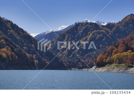 黒部ダム(黒四) 遊覧船ガルベから見る美しい三段紅葉の眺め 富山県立山町 黒部ダム(黒四) 遊覧船ガルベから見る美しい三段紅葉の眺め 富山県立山町 108235434