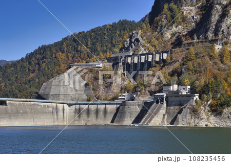 黒部ダム（黒四）　遊覧船ガルベから見た美しい紅葉　富山県立山町 108235456