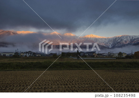 白馬三山の美しいモルゲンロートと三段紅葉 長野県白馬村 白馬三山の美しいモルゲンロートと三段紅葉 長野県白馬村 108235498