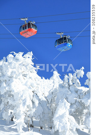 山形蔵王スキー場 ロープウェイと樹氷原の絶景 山形蔵王スキー場 ロープウェイと樹氷原の絶景 108235539