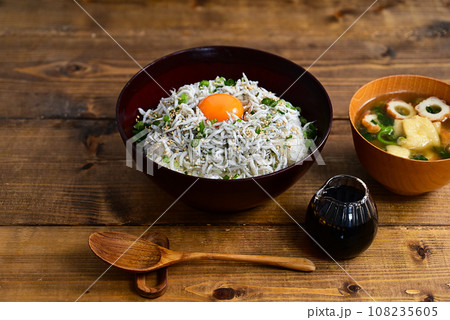 たれをかけた釜上げしらす丼とみそ汁 たれをかけた釜上げしらす丼とみそ汁 108235605