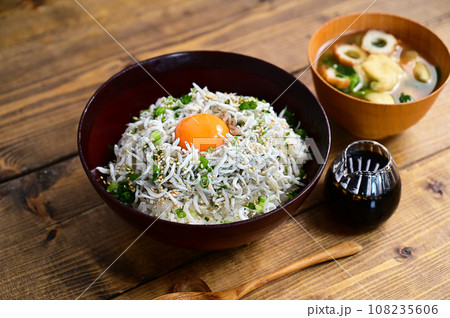 釜上げしらす丼とみそ汁 108235606