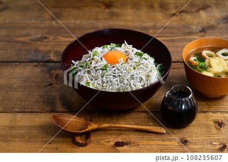 釜上げしらす丼とみそ汁 釜上げしらす丼とみそ汁 108235607