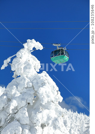 山形蔵王スキー場　ロープウェイと樹氷原の絶景 108235646