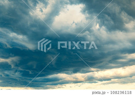 雨雲が覆い始める空の背景　a-2 暖色寒色強調 108236118
