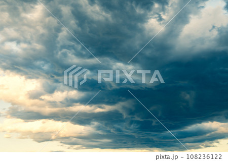 雨雲が覆い始める空の背景 b-2 暖色寒色強調 雨雲が覆い始める空の背景 b-2 暖色寒色強調 108236122