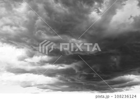 雨雲が覆い始める空の背景 b-4 モノクロ 雨雲が覆い始める空の背景 b-4 モノクロ 108236124