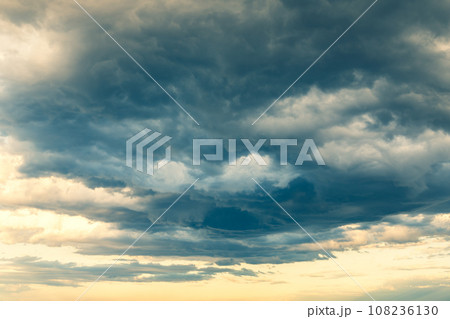雨雲が覆い始める空の背景　d-2 暖色寒色強調 108236130