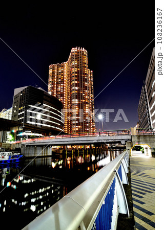 芝浦アイランド超高層ビル群とモノレールの光跡 夜景 芝浦アイランド超高層ビル群とモノレールの光跡 夜景 108236167