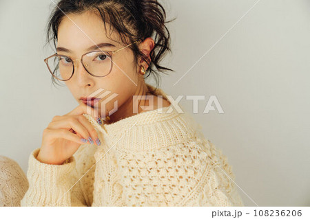 眼鏡をかけた女性のポートレート 108236206