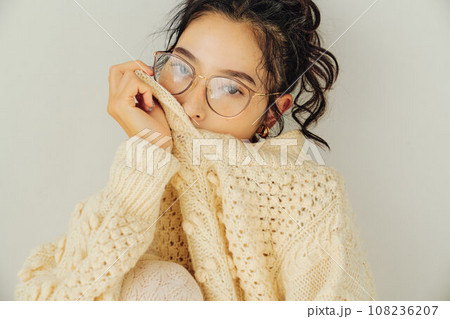 眼鏡をかけた女性のポートレート 眼鏡をかけた女性のポートレート 108236207