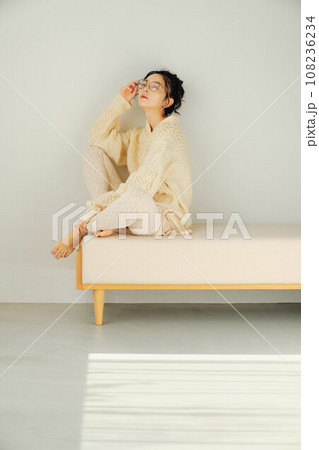 眼鏡をかけた女性のポートレート 108236234